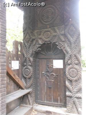 [P10] Sibiu - Muzeul Civilizației Populare Tradiționale ASTRA. Poarta 2, detaliu.  » foto by iulianic
 - 
<span class="allrVoted glyphicon glyphicon-heart hidden" id="av1115316"></span>
<a class="m-l-10 hidden" id="sv1115316" onclick="voting_Foto_DelVot(,1115316,14876)" role="button">șterge vot <span class="glyphicon glyphicon-remove"></span></a>
<a id="v91115316" class=" c-red"  onclick="voting_Foto_SetVot(1115316)" role="button"><span class="glyphicon glyphicon-heart-empty"></span> <b>LIKE</b> = Votează poza</a> <img class="hidden"  id="f1115316W9" src="/imagini/loader.gif" border="0" /><span class="AjErrMes hidden" id="e1115316ErM"></span>