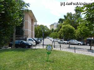 [P10] Imagine din Parcul SultanAhmet, de pe Divan Yolu. Cladirea roz e Palatul Justitiei. Intrarea la BinBirDirek e peste drum de acea cladire. Nu se vede din cauza copacilor.  » foto by TraianS
 - 
<span class="allrVoted glyphicon glyphicon-heart hidden" id="av389396"></span>
<a class="m-l-10 hidden" id="sv389396" onclick="voting_Foto_DelVot(,389396,14995)" role="button">șterge vot <span class="glyphicon glyphicon-remove"></span></a>
<a id="v9389396" class=" c-red"  onclick="voting_Foto_SetVot(389396)" role="button"><span class="glyphicon glyphicon-heart-empty"></span> <b>LIKE</b> = Votează poza</a> <img class="hidden"  id="f389396W9" src="/imagini/loader.gif" border="0" /><span class="AjErrMes hidden" id="e389396ErM"></span>