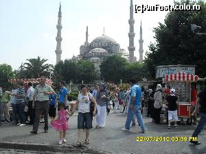 P02 [JUL-2010] Piata mare din Istanbul dintre Sfanta Sofia din fata si Moscheea Albastra. 