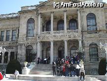 [P17] Istanbul - Dolmabahçe Saray - intrarea principala - in dreapta randul turistilor veniti individual, iar in stanga sunt asteptate grupurile » foto by Diaura*
 - 
<span class="allrVoted glyphicon glyphicon-heart hidden" id="av62845"></span>
<a class="m-l-10 hidden" id="sv62845" onclick="voting_Foto_DelVot(,62845,14995)" role="button">șterge vot <span class="glyphicon glyphicon-remove"></span></a>
<a id="v962845" class=" c-red"  onclick="voting_Foto_SetVot(62845)" role="button"><span class="glyphicon glyphicon-heart-empty"></span> <b>LIKE</b> = Votează poza</a> <img class="hidden"  id="f62845W9" src="/imagini/loader.gif" border="0" /><span class="AjErrMes hidden" id="e62845ErM"></span>