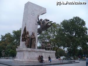 [P30] Un monument impunător în parcul de lângă Apeductul lui Valens » foto by Aurici
 - 
<span class="allrVoted glyphicon glyphicon-heart hidden" id="av692686"></span>
<a class="m-l-10 hidden" id="sv692686" onclick="voting_Foto_DelVot(,692686,14995)" role="button">șterge vot <span class="glyphicon glyphicon-remove"></span></a>
<a id="v9692686" class=" c-red"  onclick="voting_Foto_SetVot(692686)" role="button"><span class="glyphicon glyphicon-heart-empty"></span> <b>LIKE</b> = Votează poza</a> <img class="hidden"  id="f692686W9" src="/imagini/loader.gif" border="0" /><span class="AjErrMes hidden" id="e692686ErM"></span>