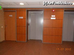 [P05] Vilnius - Hotel Europa City, alături de recepţie se află cele două lifturi.  » foto by iulianic
 - 
<span class="allrVoted glyphicon glyphicon-heart hidden" id="av458528"></span>
<a class="m-l-10 hidden" id="sv458528" onclick="voting_Foto_DelVot(,458528,15161)" role="button">șterge vot <span class="glyphicon glyphicon-remove"></span></a>
<a id="v9458528" class=" c-red"  onclick="voting_Foto_SetVot(458528)" role="button"><span class="glyphicon glyphicon-heart-empty"></span> <b>LIKE</b> = Votează poza</a> <img class="hidden"  id="f458528W9" src="/imagini/loader.gif" border="0" /><span class="AjErrMes hidden" id="e458528ErM"></span>