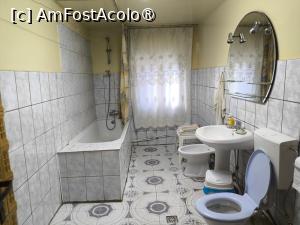 [P04] O baie insalubra fara apa calda, infecta, cu prosoape din 1900, nespalate si rupte, un vas de wc grotesc mirositor mai rau decat la un wc public » foto by ADRIAN-PETRU
 - 
<span class="allrVoted glyphicon glyphicon-heart hidden" id="av1514064"></span>
<a class="m-l-10 hidden" id="sv1514064" onclick="voting_Foto_DelVot(,1514064,15243)" role="button">șterge vot <span class="glyphicon glyphicon-remove"></span></a>
<a id="v91514064" class=" c-red"  onclick="voting_Foto_SetVot(1514064)" role="button"><span class="glyphicon glyphicon-heart-empty"></span> <b>LIKE</b> = Votează poza</a> <img class="hidden"  id="f1514064W9" src="/imagini/loader.gif" border="0" /><span class="AjErrMes hidden" id="e1514064ErM"></span>
