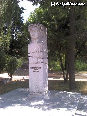 [P27] Devin - hai-hui prin oraș; monumentul Katiei Vanceva, aroină locală, ucisă în 1944 de nemți. Are un panou dedicat și în muzeul orașului.  » foto by Dragoș_MD
 - 
<span class="allrVoted glyphicon glyphicon-heart hidden" id="av463599"></span>
<a class="m-l-10 hidden" id="sv463599" onclick="voting_Foto_DelVot(,463599,15256)" role="button">șterge vot <span class="glyphicon glyphicon-remove"></span></a>
<a id="v9463599" class=" c-red"  onclick="voting_Foto_SetVot(463599)" role="button"><span class="glyphicon glyphicon-heart-empty"></span> <b>LIKE</b> = Votează poza</a> <img class="hidden"  id="f463599W9" src="/imagini/loader.gif" border="0" /><span class="AjErrMes hidden" id="e463599ErM"></span>