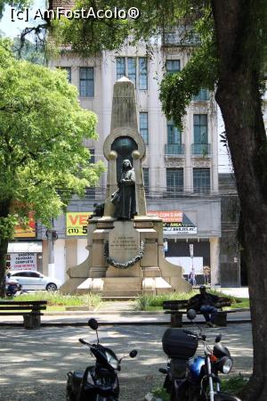 [P49] Santos, Praça Rui Barbosa, Monumentul Omagiu Preotului Bartolomeu de Gusmão, om de știință și inventator la începutul secolului 18, poză făcută din tramvai » foto by mprofeanu
 - 
<span class="allrVoted glyphicon glyphicon-heart hidden" id="av1078957"></span>
<a class="m-l-10 hidden" id="sv1078957" onclick="voting_Foto_DelVot(,1078957,15313)" role="button">șterge vot <span class="glyphicon glyphicon-remove"></span></a>
<a id="v91078957" class=" c-red"  onclick="voting_Foto_SetVot(1078957)" role="button"><span class="glyphicon glyphicon-heart-empty"></span> <b>LIKE</b> = Votează poza</a> <img class="hidden"  id="f1078957W9" src="/imagini/loader.gif" border="0" /><span class="AjErrMes hidden" id="e1078957ErM"></span>