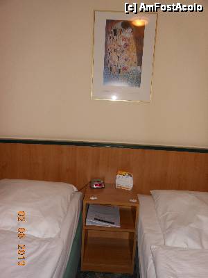 [P14] Hotel Comfort Lichtenberg - Berlin, camera 06.09. Deasupra noptierei cu ceas deşteptător, 'Maeştri ai picturii' - Gustav Klimt.  » foto by iulianic
 - 
<span class="allrVoted glyphicon glyphicon-heart hidden" id="av468376"></span>
<a class="m-l-10 hidden" id="sv468376" onclick="voting_Foto_DelVot(,468376,15422)" role="button">șterge vot <span class="glyphicon glyphicon-remove"></span></a>
<a id="v9468376" class=" c-red"  onclick="voting_Foto_SetVot(468376)" role="button"><span class="glyphicon glyphicon-heart-empty"></span> <b>LIKE</b> = Votează poza</a> <img class="hidden"  id="f468376W9" src="/imagini/loader.gif" border="0" /><span class="AjErrMes hidden" id="e468376ErM"></span>