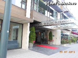 [P01] Molde - Quality Hotel Alexandra, intrarea principală.  » foto by iulianic
 - 
<span class="allrVoted glyphicon glyphicon-heart hidden" id="av472205"></span>
<a class="m-l-10 hidden" id="sv472205" onclick="voting_Foto_DelVot(,472205,15524)" role="button">șterge vot <span class="glyphicon glyphicon-remove"></span></a>
<a id="v9472205" class=" c-red"  onclick="voting_Foto_SetVot(472205)" role="button"><span class="glyphicon glyphicon-heart-empty"></span> <b>LIKE</b> = Votează poza</a> <img class="hidden"  id="f472205W9" src="/imagini/loader.gif" border="0" /><span class="AjErrMes hidden" id="e472205ErM"></span>