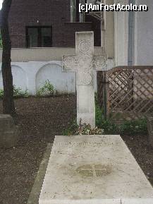 P08 [MAY-2011] Mormantul lui Horia Bernea in curtea Bisericii Mavrogheni