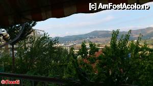 [P22] O altă imagine de pe terasa de la restaurantul hotelului Baron. În zare se zăreşte şantierul viitoarei autostrăzi ce va lega Tirana de litoralul sudic albanez şi oraşul Vlorë.  » foto by Costi
 - 
<span class="allrVoted glyphicon glyphicon-heart hidden" id="av485289"></span>
<a class="m-l-10 hidden" id="sv485289" onclick="voting_Foto_DelVot(,485289,15810)" role="button">șterge vot <span class="glyphicon glyphicon-remove"></span></a>
<a id="v9485289" class=" c-red"  onclick="voting_Foto_SetVot(485289)" role="button"><span class="glyphicon glyphicon-heart-empty"></span> <b>LIKE</b> = Votează poza</a> <img class="hidden"  id="f485289W9" src="/imagini/loader.gif" border="0" /><span class="AjErrMes hidden" id="e485289ErM"></span>