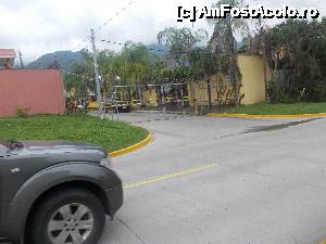 [P09] pe strazile din San Pedro Sula - doar strada principala este libera - toate strazile laturalnice sunt private si inchise. Casele au de jur imprejur un zid de circa 2 m. care se termina cu sarma ghimpata si la fiecare colt o camera de filmat (de aceea am facut f. putine poze)  » foto by Pami*
 - 
<span class="allrVoted glyphicon glyphicon-heart hidden" id="av487395"></span>
<a class="m-l-10 hidden" id="sv487395" onclick="voting_Foto_DelVot(,487395,15815)" role="button">șterge vot <span class="glyphicon glyphicon-remove"></span></a>
<a id="v9487395" class=" c-red"  onclick="voting_Foto_SetVot(487395)" role="button"><span class="glyphicon glyphicon-heart-empty"></span> <b>LIKE</b> = Votează poza</a> <img class="hidden"  id="f487395W9" src="/imagini/loader.gif" border="0" /><span class="AjErrMes hidden" id="e487395ErM"></span>