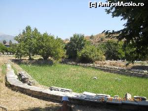 [P13] Turcia Aphrodisia - Agora de Sud, spectaculoasa prin cele doua siruri de coloane ce flancau magaziile negutatorilor dar si prin bazinul cu apa si fantani arteziene, avand forma unui teren de fotbal. Intrarea in agora se efectuta prin doua porti uriase, frumos sculptate.  » foto by florinbad
 - 
<span class="allrVoted glyphicon glyphicon-heart hidden" id="av562464"></span>
<a class="m-l-10 hidden" id="sv562464" onclick="voting_Foto_DelVot(,562464,16202)" role="button">șterge vot <span class="glyphicon glyphicon-remove"></span></a>
<a id="v9562464" class=" c-red"  onclick="voting_Foto_SetVot(562464)" role="button"><span class="glyphicon glyphicon-heart-empty"></span> <b>LIKE</b> = Votează poza</a> <img class="hidden"  id="f562464W9" src="/imagini/loader.gif" border="0" /><span class="AjErrMes hidden" id="e562464ErM"></span>