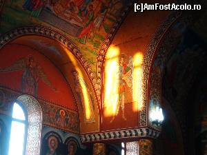 P29 [AUG-2013] Mănăstirea Colilia - sfinți pictați și aure sfinte în interiorul bisericii cu hramul ”Intrarea în Biserică a Maicii Domnului”