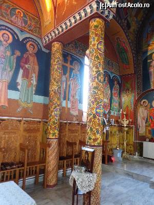 P35 [AUG-2013] Mănăstirea Colilia - grațioasele coloane pictate din biserica cu hramul ”Intrarea în Biserică a Maicii Domnului”