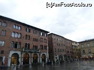 [P26] magazine de firma sunt amplasate la parterul cladirilor istorice ale orasului, aici in Piazza di San Michele in Foro.  » foto by amero
 - 
<span class="allrVoted glyphicon glyphicon-heart hidden" id="av696088"></span>
<a class="m-l-10 hidden" id="sv696088" onclick="voting_Foto_DelVot(,696088,16529)" role="button">șterge vot <span class="glyphicon glyphicon-remove"></span></a>
<a id="v9696088" class=" c-red"  onclick="voting_Foto_SetVot(696088)" role="button"><span class="glyphicon glyphicon-heart-empty"></span> <b>LIKE</b> = Votează poza</a> <img class="hidden"  id="f696088W9" src="/imagini/loader.gif" border="0" /><span class="AjErrMes hidden" id="e696088ErM"></span>