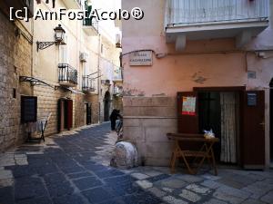 [P08] Bari; locuință tipică pe „strada orecchiette-lor”; pastele se confecționează la acea măsuță, chiar în stradă » foto by crismis
 - 
<span class="allrVoted glyphicon glyphicon-heart hidden" id="av1278925"></span>
<a class="m-l-10 hidden" id="sv1278925" onclick="voting_Foto_DelVot(,1278925,16616)" role="button">șterge vot <span class="glyphicon glyphicon-remove"></span></a>
<a id="v91278925" class=" c-red"  onclick="voting_Foto_SetVot(1278925)" role="button"><span class="glyphicon glyphicon-heart-empty"></span> <b>LIKE</b> = Votează poza</a> <img class="hidden"  id="f1278925W9" src="/imagini/loader.gif" border="0" /><span class="AjErrMes hidden" id="e1278925ErM"></span>