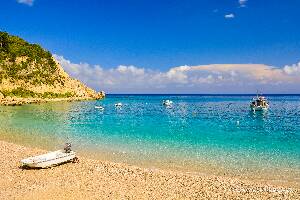 P10 [JUN-2014] Plaja din Agios Nikitas nu este foarte mare. Aveti varianta cu plaja Milos, situata la 30 minute de mers pe jos din Agios Nikitas.