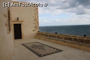 P08 [OCT-2021] Creta, Mănăstirea Gonia Odigitria, Terasa cu un frumos mozaic, loc de pozat spre Golful Chania