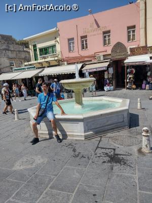 [P11] Plateia Elefterious Venizelou. Subsemnatul lângă Fântâna Venețiană. În spate se află clădirea fostei băi turcești Al Hammam. » foto by ovidiuyepi
 - 
<span class="allrVoted glyphicon glyphicon-heart hidden" id="av1446649"></span>
<a class="m-l-10 hidden" id="sv1446649" onclick="voting_Foto_DelVot(,1446649,16947)" role="button">șterge vot <span class="glyphicon glyphicon-remove"></span></a>
<a id="v91446649" class=" c-red"  onclick="voting_Foto_SetVot(1446649)" role="button"><span class="glyphicon glyphicon-heart-empty"></span> <b>LIKE</b> = Votează poza</a> <img class="hidden"  id="f1446649W9" src="/imagini/loader.gif" border="0" /><span class="AjErrMes hidden" id="e1446649ErM"></span>