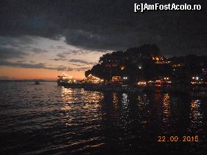 P02 [SEP-2015] Restaurant Bacchos - Seara, vedere spre port şi spre promontoriul cu Castelul Veneţian. 