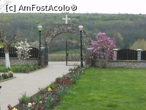 P04 [APR-2023] Mănăstirea “Dimitrie Cantemir” - Poarta văzută din incintă.