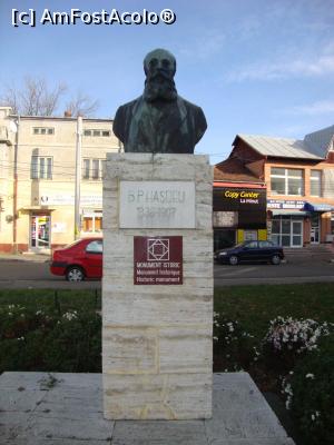 [P19] În fața intrării principale a colegiului se află bustul lui Bogdan Petriceicu Hașdeu, un alt ”monument istoric” din oraș; acest bust a fost realizat de către sculptorul Oscar Han în anul 1958.  » foto by Floryn81
 - 
<span class="allrVoted glyphicon glyphicon-heart hidden" id="av820097"></span>
<a class="m-l-10 hidden" id="sv820097" onclick="voting_Foto_DelVot(,820097,17366)" role="button">șterge vot <span class="glyphicon glyphicon-remove"></span></a>
<a id="v9820097" class=" c-red"  onclick="voting_Foto_SetVot(820097)" role="button"><span class="glyphicon glyphicon-heart-empty"></span> <b>LIKE</b> = Votează poza</a> <img class="hidden"  id="f820097W9" src="/imagini/loader.gif" border="0" /><span class="AjErrMes hidden" id="e820097ErM"></span>