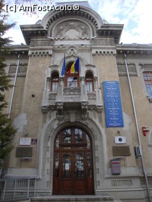 [P28] Intrarea în impozanta clădire care găzduiește Biblioteca Județeană Buzău ”Vasile Voiculescu”. Construcția se află, la rândul ei, pe lista ”monumentelor istorice” din oraș.  » foto by Floryn81
 - 
<span class="allrVoted glyphicon glyphicon-heart hidden" id="av820106"></span>
<a class="m-l-10 hidden" id="sv820106" onclick="voting_Foto_DelVot(,820106,17366)" role="button">șterge vot <span class="glyphicon glyphicon-remove"></span></a>
<a id="v9820106" class=" c-red"  onclick="voting_Foto_SetVot(820106)" role="button"><span class="glyphicon glyphicon-heart-empty"></span> <b>LIKE</b> = Votează poza</a> <img class="hidden"  id="f820106W9" src="/imagini/loader.gif" border="0" /><span class="AjErrMes hidden" id="e820106ErM"></span>