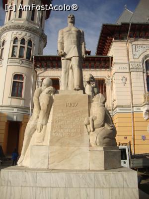 [P03] În fața Palatului Comunal din Buzău se află două monumente; în stânga este adus un omagiu ”țăranilor din regiunea Ploești căzuți în lupta pentru pământ, libertate și o viață mai bună”, în timpul Răscoalei țărănești din anul 1907.  » foto by Floryn81
 - 
<span class="allrVoted glyphicon glyphicon-heart hidden" id="av820081"></span>
<a class="m-l-10 hidden" id="sv820081" onclick="voting_Foto_DelVot(,820081,17366)" role="button">șterge vot <span class="glyphicon glyphicon-remove"></span></a>
<a id="v9820081" class=" c-red"  onclick="voting_Foto_SetVot(820081)" role="button"><span class="glyphicon glyphicon-heart-empty"></span> <b>LIKE</b> = Votează poza</a> <img class="hidden"  id="f820081W9" src="/imagini/loader.gif" border="0" /><span class="AjErrMes hidden" id="e820081ErM"></span>