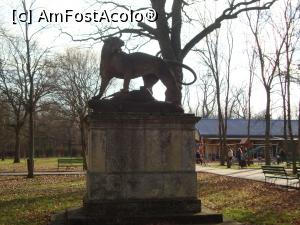 [P10] O altă statuie din parcul Crâng. În fundal se poate observa un loc de joacă pentru copii.  » foto by Floryn81
 - 
<span class="allrVoted glyphicon glyphicon-heart hidden" id="av820592"></span>
<a class="m-l-10 hidden" id="sv820592" onclick="voting_Foto_DelVot(,820592,17366)" role="button">șterge vot <span class="glyphicon glyphicon-remove"></span></a>
<a id="v9820592" class=" c-red"  onclick="voting_Foto_SetVot(820592)" role="button"><span class="glyphicon glyphicon-heart-empty"></span> <b>LIKE</b> = Votează poza</a> <img class="hidden"  id="f820592W9" src="/imagini/loader.gif" border="0" /><span class="AjErrMes hidden" id="e820592ErM"></span>