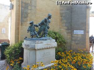 P07 [OCT-2014] Valletta - Upper Barrakka Gardens, grupul statuar 'Les Gavroches'. 