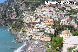 P03 [OCT-2013] Dintre toate stațiunile de pe coastă, Positano este de departe cea mai romantică așezare. 