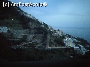 [P80] Șoseaua de coastă și o parte din Positano pe înserate, din autobuz » foto by crismis
 - 
<span class="allrVoted glyphicon glyphicon-heart hidden" id="av961845"></span>
<a class="m-l-10 hidden" id="sv961845" onclick="voting_Foto_DelVot(,961845,17505)" role="button">șterge vot <span class="glyphicon glyphicon-remove"></span></a>
<a id="v9961845" class=" c-red"  onclick="voting_Foto_SetVot(961845)" role="button"><span class="glyphicon glyphicon-heart-empty"></span> <b>LIKE</b> = Votează poza</a> <img class="hidden"  id="f961845W9" src="/imagini/loader.gif" border="0" /><span class="AjErrMes hidden" id="e961845ErM"></span>