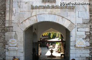 P01 [JUL-2010] Poarta de intrare in hotelul Caravanserai, pe care este inscriptionat anul constructiei cladirii, cu gradina interioara in fundal. 