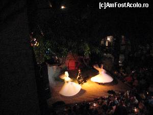 P14 [JUL-2010] Dansul dervisilor rotitori din spectacolul nocturn al hotelului. 