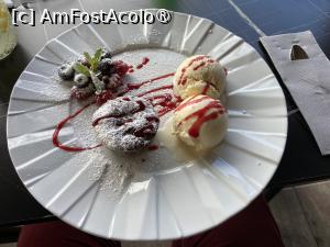 P09 [OCT-2023] Restaurantul Magna Villa - vulcanul meu de ciocolată amăruie cu îngheţată de vanilie şi câteva fructe de pădure