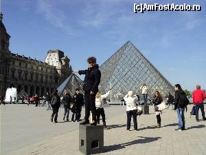 P19 [MAR-2014] Vizitare Musee du Louvre - Lasati naibii muzeul. Admirati perfectiunea pozei (mele :)), cum tine mami mana pe piramida.