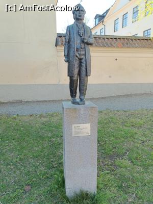 [P30] Uppsala, Statuia lui Nathan Söderblom lângă Biserica Sfânta Treime, laureat al premiului Nobel pentru Pace » foto by mprofeanu
 - 
<span class="allrVoted glyphicon glyphicon-heart hidden" id="av1513406"></span>
<a class="m-l-10 hidden" id="sv1513406" onclick="voting_Foto_DelVot(,1513406,17905)" role="button">șterge vot <span class="glyphicon glyphicon-remove"></span></a>
<a id="v91513406" class=" c-red"  onclick="voting_Foto_SetVot(1513406)" role="button"><span class="glyphicon glyphicon-heart-empty"></span> <b>LIKE</b> = Votează poza</a> <img class="hidden"  id="f1513406W9" src="/imagini/loader.gif" border="0" /><span class="AjErrMes hidden" id="e1513406ErM"></span>