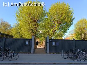 [P75] Uppsala, Grădina și Muzeul Linnaeus - Linnéträdgård och museum, Intrarea în Curte străjuită de doi imenși tei » foto by mprofeanu
 - 
<span class="allrVoted glyphicon glyphicon-heart hidden" id="av1513451"></span>
<a class="m-l-10 hidden" id="sv1513451" onclick="voting_Foto_DelVot(,1513451,17905)" role="button">șterge vot <span class="glyphicon glyphicon-remove"></span></a>
<a id="v91513451" class=" c-red"  onclick="voting_Foto_SetVot(1513451)" role="button"><span class="glyphicon glyphicon-heart-empty"></span> <b>LIKE</b> = Votează poza</a> <img class="hidden"  id="f1513451W9" src="/imagini/loader.gif" border="0" /><span class="AjErrMes hidden" id="e1513451ErM"></span>