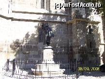 P08 [APR-2010] Statuia este portretul idealizat al reformatorului,umanistului,teologului,tipografului si ctitorului de scoli,Johannes Honterus