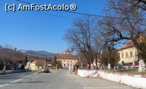 P06 [MAR-2022] Intrarea în sat, Piațeta Gozelinus, pe dreapta parcarea, încă mai avem locuri.