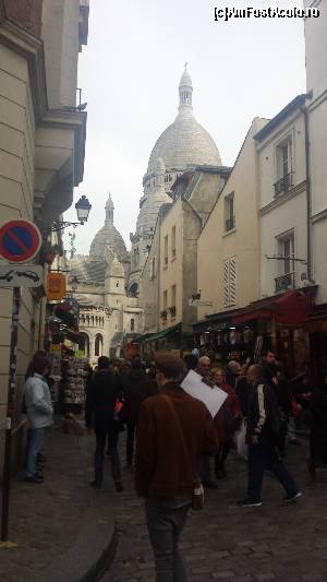 [P07] Una din stradutele din apropierea Sacre Coeur... Multe tarabe cu te miri ce, dar si locuri unde puteai manca ceva, la masa sau 'pe fuga' De exemplu, un carnat pus intr-o bagheta si cu cartofi prajiti costa 6 euro.  » foto by iulian68
 - 
<span class="allrVoted glyphicon glyphicon-heart hidden" id="av607462"></span>
<a class="m-l-10 hidden" id="sv607462" onclick="voting_Foto_DelVot(,607462,18225)" role="button">șterge vot <span class="glyphicon glyphicon-remove"></span></a>
<a id="v9607462" class=" c-red"  onclick="voting_Foto_SetVot(607462)" role="button"><span class="glyphicon glyphicon-heart-empty"></span> <b>LIKE</b> = Votează poza</a> <img class="hidden"  id="f607462W9" src="/imagini/loader.gif" border="0" /><span class="AjErrMes hidden" id="e607462ErM"></span>