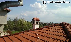 [P20] Obicei interesant la unele case în Bulgaria: obiect decorativ în vârful acoperișului. Aici (acoperișul sălii de mese văzut de la balconul nostru) un ulcior de pământ, iar pe casa proprietarilor era o barză :-)  » foto by FlorinAndrei
 - 
<span class="allrVoted glyphicon glyphicon-heart hidden" id="av616521"></span>
<a class="m-l-10 hidden" id="sv616521" onclick="voting_Foto_DelVot(,616521,18324)" role="button">șterge vot <span class="glyphicon glyphicon-remove"></span></a>
<a id="v9616521" class=" c-red"  onclick="voting_Foto_SetVot(616521)" role="button"><span class="glyphicon glyphicon-heart-empty"></span> <b>LIKE</b> = Votează poza</a> <img class="hidden"  id="f616521W9" src="/imagini/loader.gif" border="0" /><span class="AjErrMes hidden" id="e616521ErM"></span>