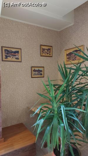 P09 [FEB-2021] Restaurant Stogu- un colț cu tablouri cu imagini vechi cu stațiunea