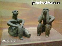 [P02] 'Gânditorul de la Hamangia' este un ansamblu de două statuete: gânditorul şi femeia lui. Gânditorul reprezintă un bărbat așezat pe un scăunel, acesta fiind o replică fidelă a scăunelelor de piatra neolitice. El este insoţit de perechea sa, la fel de stilizată. După unele ipoteze, 'Gânditorul' reprezintă un zeu al vegetaţiei, iar femeia o zeiţă a recoltei.
[modifică] Ritul Funerar » foto by Costi
 - 
<span class="allrVoted glyphicon glyphicon-heart hidden" id="av19976"></span>
<a class="m-l-10 hidden" id="sv19976" onclick="voting_Foto_DelVot(,19976,18445)" role="button">șterge vot <span class="glyphicon glyphicon-remove"></span></a>
<a id="v919976" class=" c-red"  onclick="voting_Foto_SetVot(19976)" role="button"><span class="glyphicon glyphicon-heart-empty"></span> <b>LIKE</b> = Votează poza</a> <img class="hidden"  id="f19976W9" src="/imagini/loader.gif" border="0" /><span class="AjErrMes hidden" id="e19976ErM"></span>