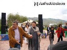 [P22] Festivalul carnatilor de Plescoi - insusi Cazimir Ionescu invita participantii la festival sa intre in hora » foto by ascent
 - 
<span class="allrVoted glyphicon glyphicon-heart hidden" id="av143866"></span>
<a class="m-l-10 hidden" id="sv143866" onclick="voting_Foto_DelVot(,143866,18497)" role="button">șterge vot <span class="glyphicon glyphicon-remove"></span></a>
<a id="v9143866" class=" c-red"  onclick="voting_Foto_SetVot(143866)" role="button"><span class="glyphicon glyphicon-heart-empty"></span> <b>LIKE</b> = Votează poza</a> <img class="hidden"  id="f143866W9" src="/imagini/loader.gif" border="0" /><span class="AjErrMes hidden" id="e143866ErM"></span>