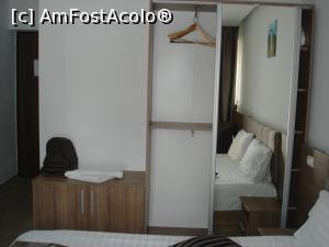 [P04] Hotel Ammon - camera văzută dinspre balcon. Aici dulapul cu oglindă » foto by ANILU
 - 
<span class="allrVoted glyphicon glyphicon-heart hidden" id="av769622"></span>
<a class="m-l-10 hidden" id="sv769622" onclick="voting_Foto_DelVot(,769622,18598)" role="button">șterge vot <span class="glyphicon glyphicon-remove"></span></a>
<a id="v9769622" class=" c-red"  onclick="voting_Foto_SetVot(769622)" role="button"><span class="glyphicon glyphicon-heart-empty"></span> <b>LIKE</b> = Votează poza</a> <img class="hidden"  id="f769622W9" src="/imagini/loader.gif" border="0" /><span class="AjErrMes hidden" id="e769622ErM"></span>