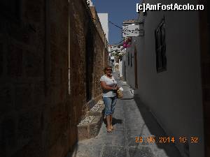 P19 [JUN-2014] O străduță pavată, una din multele la fel ce compun labirintul stradal din Lindos. 