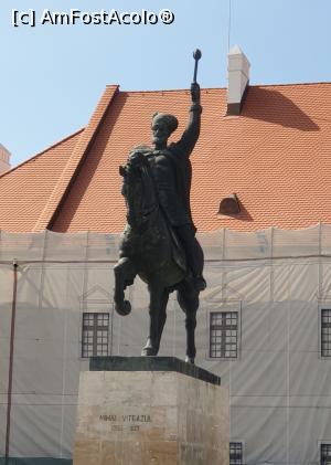 [P33] Statuia din bronz a lui Mihai Viteazul, surprins in ipstaza intrarii sale triumfale in Alba Iulia, la 1 noiembrie 1599, cu acea caciula cu manunchi de pene in partea dreapta, mantia ampla si buzduganul tinut triumfator in mana stanga. In spate, Palatul Princiar, inchis pentru reabilitare. » foto by geani anto
 - 
<span class="allrVoted glyphicon glyphicon-heart hidden" id="av1286091"></span>
<a class="m-l-10 hidden" id="sv1286091" onclick="voting_Foto_DelVot(,1286091,18888)" role="button">șterge vot <span class="glyphicon glyphicon-remove"></span></a>
<a id="v91286091" class=" c-red"  onclick="voting_Foto_SetVot(1286091)" role="button"><span class="glyphicon glyphicon-heart-empty"></span> <b>LIKE</b> = Votează poza</a> <img class="hidden"  id="f1286091W9" src="/imagini/loader.gif" border="0" /><span class="AjErrMes hidden" id="e1286091ErM"></span>