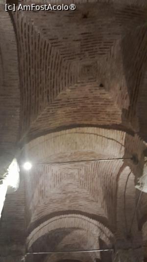 [P20] interior Cisterna Basilica, tavan » foto by Yolanda
 - 
<span class="allrVoted glyphicon glyphicon-heart hidden" id="av1501900"></span>
<a class="m-l-10 hidden" id="sv1501900" onclick="voting_Foto_DelVot(,1501900,18902)" role="button">șterge vot <span class="glyphicon glyphicon-remove"></span></a>
<a id="v91501900" class=" c-red"  onclick="voting_Foto_SetVot(1501900)" role="button"><span class="glyphicon glyphicon-heart-empty"></span> <b>LIKE</b> = Votează poza</a> <img class="hidden"  id="f1501900W9" src="/imagini/loader.gif" border="0" /><span class="AjErrMes hidden" id="e1501900ErM"></span>