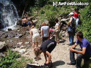 [P19] ['Cascada Vârciorog'] / Am ajuns și noi! Ghidul-șofer este cel care stă jos pe o piatră în partea dreaptă a fotografiei.  » foto by Utube
 - 
<span class="allrVoted glyphicon glyphicon-heart hidden" id="av400424"></span>
<a class="m-l-10 hidden" id="sv400424" onclick="voting_Foto_DelVot(,400424,19078)" role="button">șterge vot <span class="glyphicon glyphicon-remove"></span></a>
<a id="v9400424" class=" c-red"  onclick="voting_Foto_SetVot(400424)" role="button"><span class="glyphicon glyphicon-heart-empty"></span> <b>LIKE</b> = Votează poza</a> <img class="hidden"  id="f400424W9" src="/imagini/loader.gif" border="0" /><span class="AjErrMes hidden" id="e400424ErM"></span>