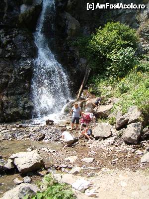 [P23] ['Cascada Vârciorog'] / Se vede clar de ce i se spune Mireasa cea mică din Apuseni. Apa în cădere formează o perdea asemănătoare cu un voal de mireasă.  » foto by Utube
 - 
<span class="allrVoted glyphicon glyphicon-heart hidden" id="av400428"></span>
<a class="m-l-10 hidden" id="sv400428" onclick="voting_Foto_DelVot(,400428,19078)" role="button">șterge vot <span class="glyphicon glyphicon-remove"></span></a>
<a id="v9400428" class=" c-red"  onclick="voting_Foto_SetVot(400428)" role="button"><span class="glyphicon glyphicon-heart-empty"></span> <b>LIKE</b> = Votează poza</a> <img class="hidden"  id="f400428W9" src="/imagini/loader.gif" border="0" /><span class="AjErrMes hidden" id="e400428ErM"></span>